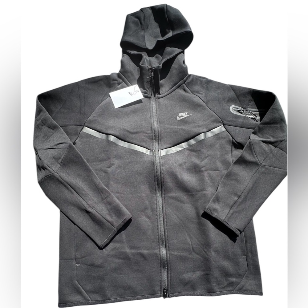 Men’s Nike Tech Jacket (LATEST MODEL) Black sizes Med and Large available